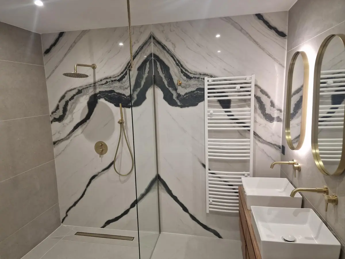 Salle de bain en marbre avec douche à l'italienne