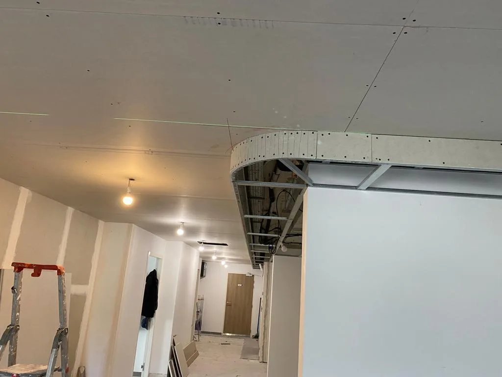 Faux-plafond avec trémie d'escalier hélicoïdal